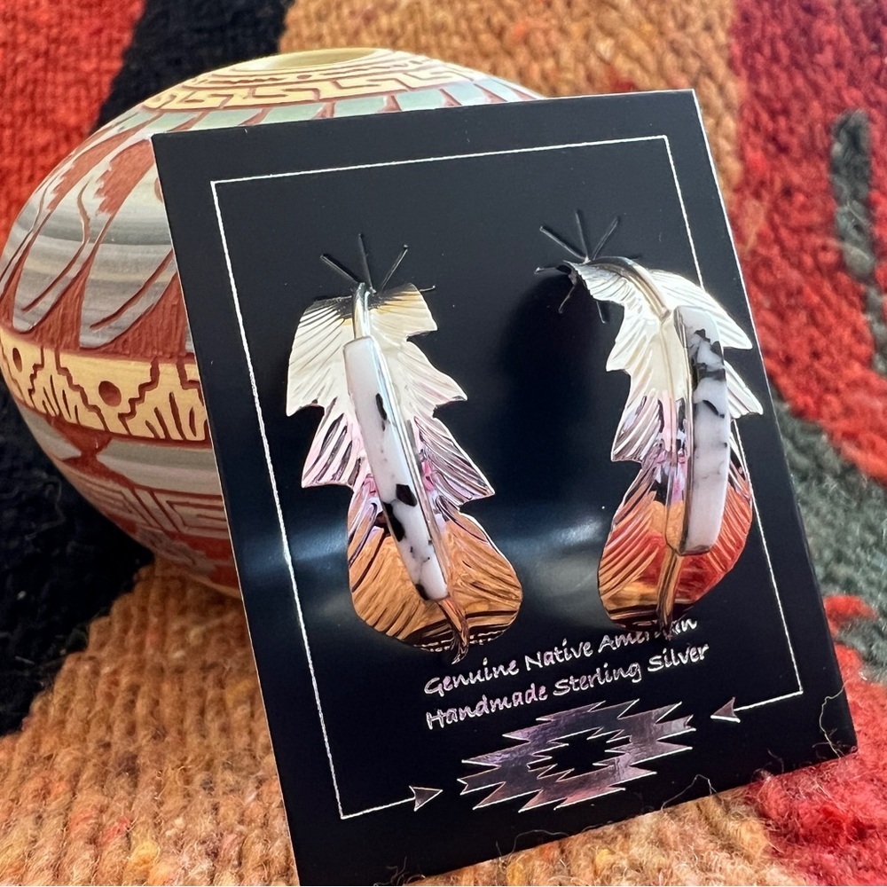 ❤️ Native Signed “Allen Barney” White Buffalo Feather Half Hoop 925 Earrings - Picture 2 of 10